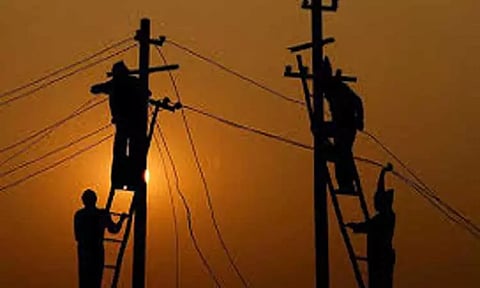 சென்னையில் மின் கம்பி வழித்தடங்களை ஆய்வு செய்ய பொறியாளர்களுக்கு மின்சாரத்துறை உத்தரவு