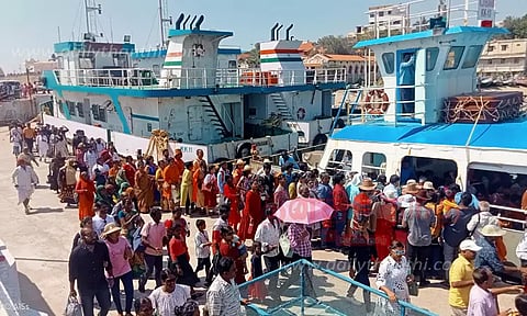 கடல் நீர்மட்டம் தாழ்வு: குமரியில் 3-வது நாளாக படகு போக்குவரத்து தாமதம்