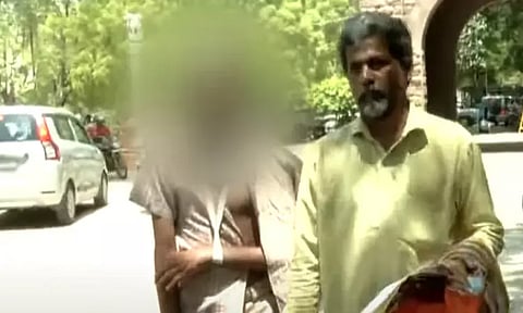 7-ம் வகுப்பு மாணவனை கையை திருகி அடித்ததாக தலைமை ஆசிரியை மீது கலெக்டர் அலுவலகத்தில் புகார்