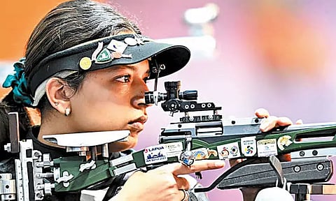 ஆசிய துப்பாக்கி சுடுதல்: இரட்டை தங்கப் பதக்கம் வென்ற இந்திய வீராங்கனை