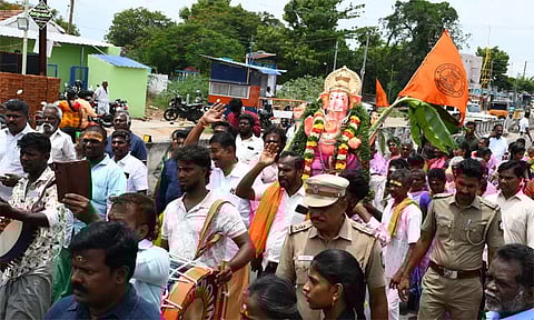 தடையை மீறி விநாயகர் சிலை ஊர்வலம்.. இந்து முன்னணியினர் கைது