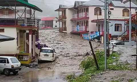 உத்தரகாண்டில் மேக வெடிப்பால் கனமழை; வெள்ளத்தில் அடித்து செல்லப்பட்ட வீடுகள்