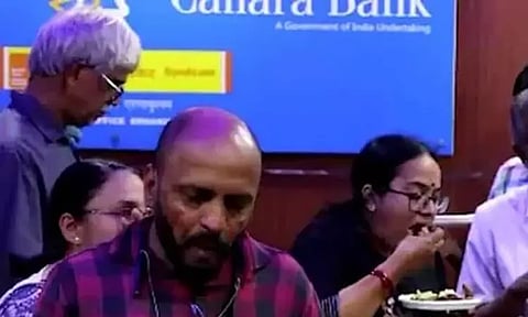 கேன்டீனில் பீப் உணவுக்கு தடை விதித்த மேனேஜர்: வங்கி ஊழியர்கள் நடத்திய நூதன போராட்டம்