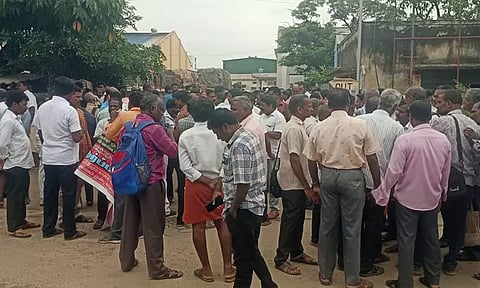 டாஸ்மாக் ஊழியர்கள் போராட்டம்; கடை திறக்காததால் மதுபிரியர்கள் பரிதவிப்பு