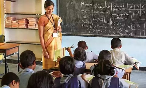 தகுதித்தேர்வு கட்டாயம்: தமிழகத்தில் 1½ லட்சம் அரசு பள்ளி ஆசிரியர்களுக்கு சிக்கல்
