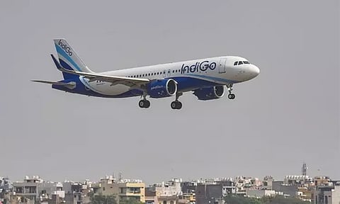 நடுவானில் பறந்துகொண்டிருந்த விமானம் மீது மோதிய பறவைகள்; அவசர அவசரமாக தரையிறக்கம்