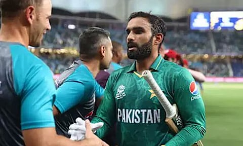 சர்வதேச கிரிக்கெட்டிலிருந்து பாக்.முன்னணி வீரர் திடீர் ஓய்வு