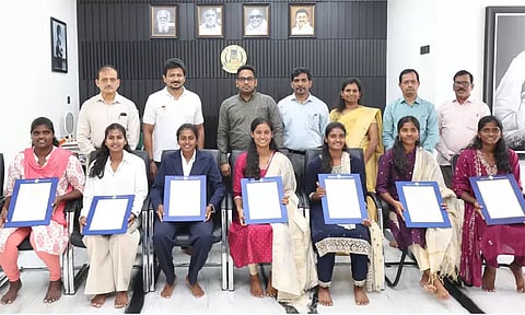 விளையாட்டு வீராங்கனைகள் 8 பேருக்கு பணி நியமன ஆணை: உதயநிதி ஸ்டாலின் வழங்கினார்