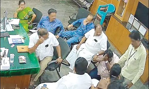 திண்டிவனத்தில் பரபரப்பு.. பெண் கவுன்சிலரின் காலில் விழுந்து மன்னிப்பு கேட்ட நகராட்சி ஊழியர் - 10 பேர் மீது வழக்குப்பதிவு