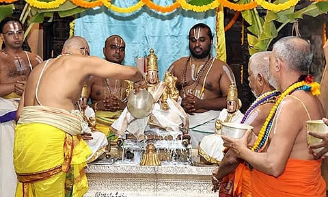 திருப்பதி கோவிந்தராஜ சுவாமி கோவிலில் உற்சவ மூர்த்திகளுக்கு ஸ்நாபன திருமஞ்சனம் 