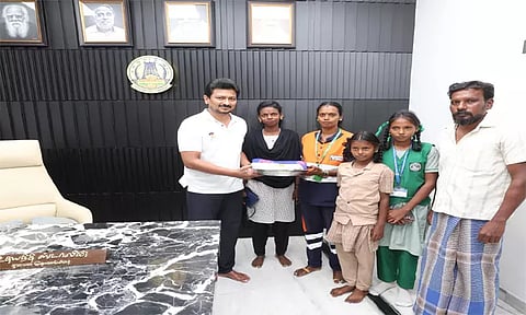 தங்க சங்கிலியை நேர்மையோடு காவல் துறையிடம் ஒப்படைத்த தூய்மை பணியாளருக்கு உதயநிதி ஸ்டாலின் பாராட்டு