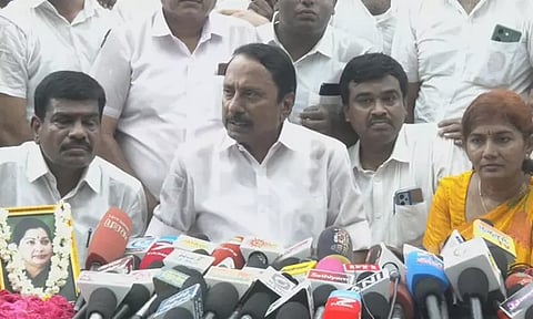 பிரிந்தவர்களை இணைத்தால் மட்டுமே அதிமுக வெற்றி பெறும் - செங்கோட்டையன் பரபரப்பு பேட்டி