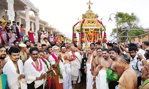 திருச்செந்தூர் கோவிலில் மீண்டும் தங்கத்தேர் பவனி