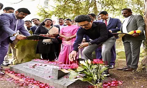 இங்கிலாந்து: ஜி.யு.போப் கல்லறையில் முதல்-அமைச்சர் மு.க.ஸ்டாலின் மலர் தூவி மரியாதை