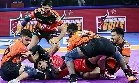 புரோ கபடி லீக்: பெங்களூரு அணியை வீழ்த்தி யு மும்பா வெற்றி