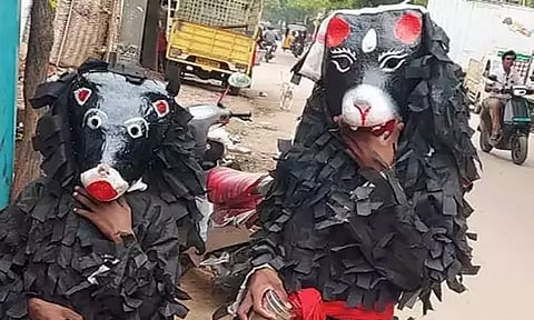 குலசேகரன்பட்டினம் தசரா : வேடம் அணியும் பக்தர்களுக்கு விதவிதமான பொருட்கள் தயாரிக்கும் பணி தீவிரம்