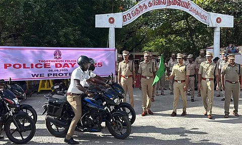 காவலர் தினம்: தூத்துக்குடியில் வாகன விழிப்புணர்வு பேரணி- எஸ்.பி. துவக்கி வைத்தார்