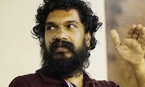 பிரபல சினிமா டைரக்டர் விமான நிலையத்தில் கைது