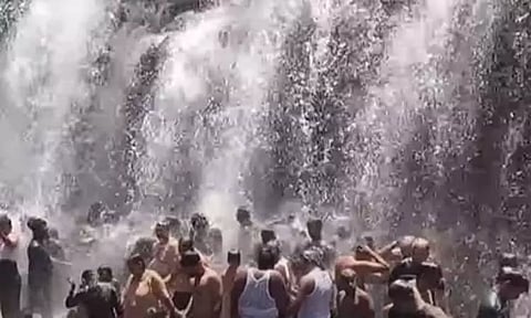 தொடர் விடுமுறையையொட்டி திற்பரப்பு அருவியில் குவிந்த சுற்றுலா பயணிகள்