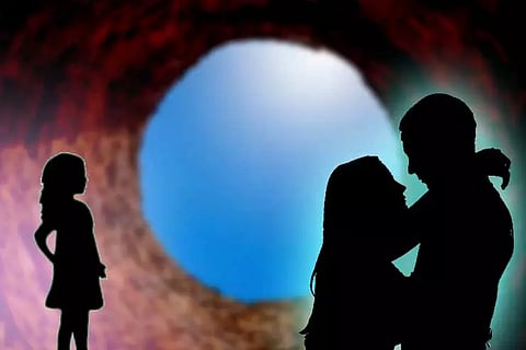 கள்ளக்காதலனோடு உல்லாசமாக இருந்த பெண்... நேரில் பார்த்த சிறுமிக்கு நேர்ந்த கொடூரம்