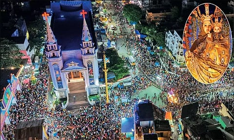 பெசன்ட் நகரில் அன்னை வேளாங்கண்ணி தேர் பவனி கோலாகலம்