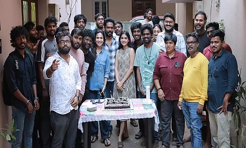 படப்பிடிப்பு தளத்தில் கேக் வெட்டி பிறந்தநாள் கொண்டாடிய நடிகை அணஸ்வரா ராஜன்