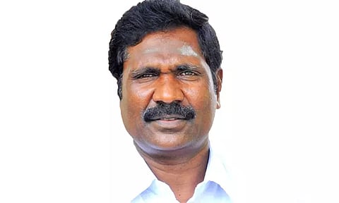 ஈரோடு மேற்கு மாவட்ட அ.தி.மு.க.வினர் எடப்பாடி பழனிசாமி பக்கம்: செங்கோட்டையன் ஆதரவு எம்.எல்.ஏ. திடீர் பல்டி