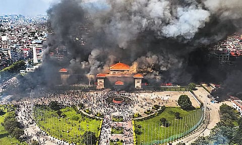 நேபாள நாடாளுமன்ற வளாகத்தில் போராட்டக்காரர்கள் தீவைத்ததால், அங்கு புகைமூட்டமாக காட்சியளித்தது. 