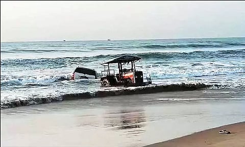 மதுபோதையில் விபரீதம்: கடலுக்குள் கார் ஓட்டிய கும்பல் - 5 பேரை மீனவர்கள் மீட்டனர்