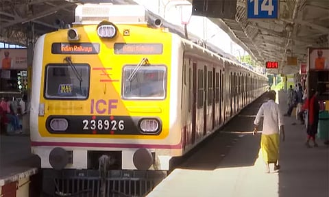 மின்சார ரெயில்களில் மற்றவர்களுக்காக இடம் பிடித்து வைக்க கூடாது; தெற்கு ரெயில்வே