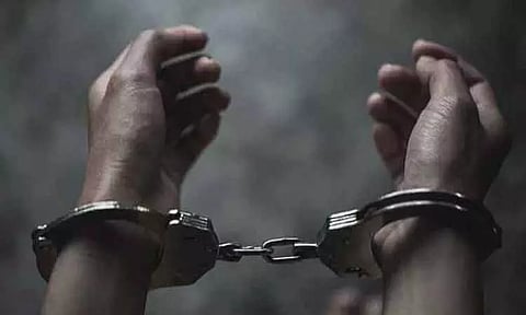 ஓடும் பஸ்சில் செல்போன் திருட்டு: 2 பெண்கள் கைது