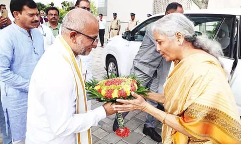 மத்திய மந்திரி நிர்மலா சீதாராமன் திருப்பதி வருகை