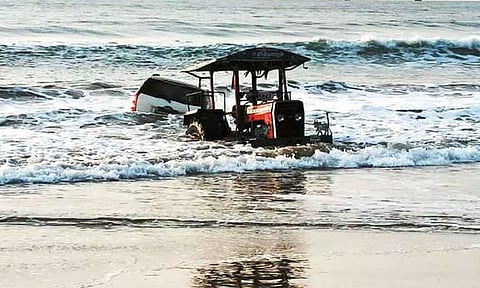 2 இளம்பெண்களுடன் கடற்கரையில் போதை வாலிபர்கள் செய்த செயல்... ராட்சத அலையில் சிக்கிய சொகுசு கார்