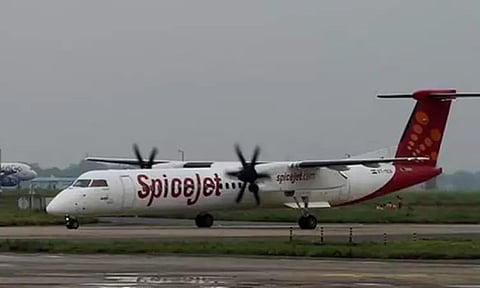 ஒரு டயர் இல்லாமல் தரையிறங்கிய ஸ்பைஸ்ஜெட்; பயணிகள் அதிர்ச்சி