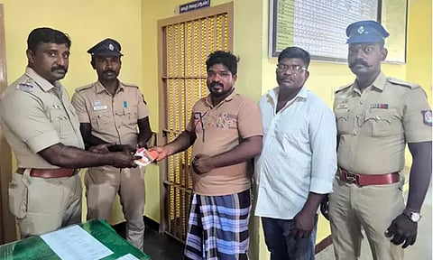 தூத்துக்குடி: தவறவிட்ட நகைப்பையை உரியவரிடம் ஒப்படைத்த காவலருக்கு பாராட்டு