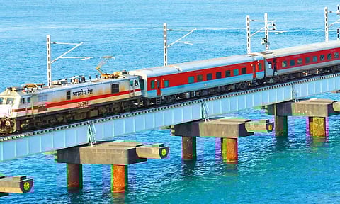 பாம்பன் ரெயில் பாலத்தில் முதல்முறையாக மின்சார என்ஜினுடன் ரெயில் இயக்கம்