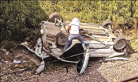 டெல்லி: மேம்பாலத்தில் இருந்து ரெயில் தண்டவாளம் அருகே விழுந்த கார்