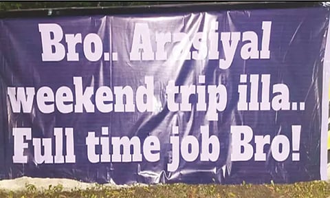 விஜய்யை விமர்சித்து ஒட்டப்பட்டிருந்த பதாகைகளால் பரபரப்பு