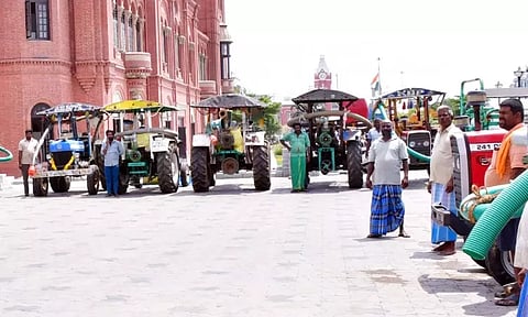 சென்னையில் தாழ்வான இடங்களில் மழைநீரை அகற்ற வாகனங்கள் தயார்படுத்தும் பணி தீவிரம்