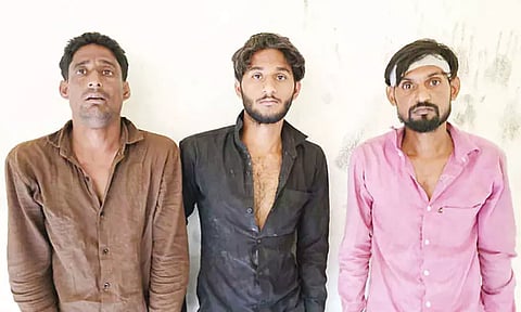 ஏ.டி.எம். எந்திரத்தில் பசையை தடவி நூதன முறையில் கொள்ளை: வடமாநில வாலிபர்கள் கைது