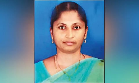 கள்ளக்காதல் விவகாரத்தில் பெண் வெட்டிக்கொலை: போலீஸ் ஏட்டுவின் 16 வயது மகன் வெறிச்செயல்