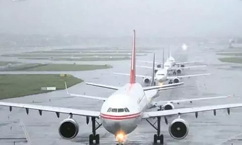 சென்னையில் பெய்த கனமழையால் விமான சேவை பாதிப்பு