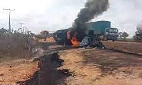 மாலியில் 40 எண்ணெய் டேங்கர்களை தாக்கி கிளர்ச்சியாளர்கள் அட்டூழியம்