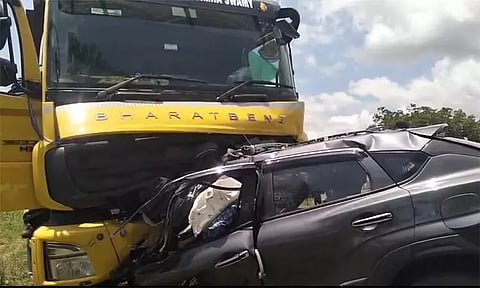 கார் மீது டிப்பர் லாரி மோதல்: நிகழ்விடத்திலேயே 7 பேர் பலியான சோகம்