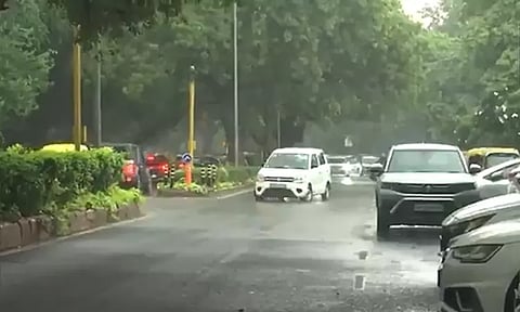 டெல்லியில் பரவலாக பெய்த மழை; வெப்பம் தணிந்து மக்கள் மகிழ்ச்சி