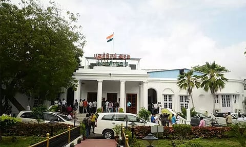 புதுச்சேரி சட்டசபையில் சலசலப்பு: தி.மு.க., காங்கிரஸ் உறுப்பினர்கள் குண்டு கட்டாக வெளியேற்றம்