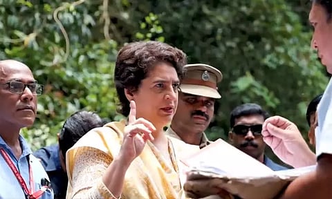 வயநாட்டில் பழங்குடியினரை சந்தித்த பிரியங்கா காந்தி