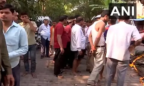 டெல்லியில் போலீஸ் வேன் மோதி முதியவர் உயிரிழப்பு - 2 காவலர்கள் சஸ்பெண்ட்