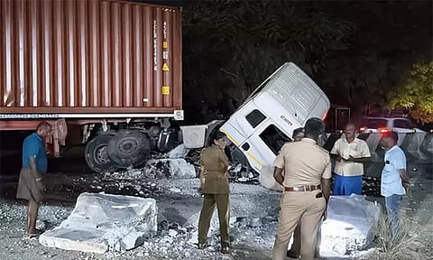 கோவில்பட்டியில் சென்டர் மீடியனில் மோதி லாரி விபத்து- போக்குவரத்து பாதிப்பு