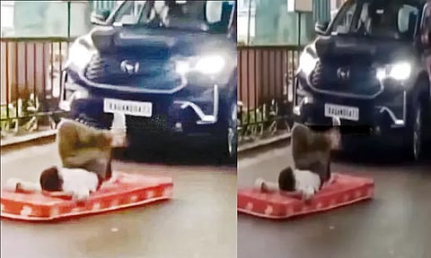 நடுரோட்டில் மெத்தை போட்டு படுத்திருந்த மர்மநபர் - வைரல் வீடியோ